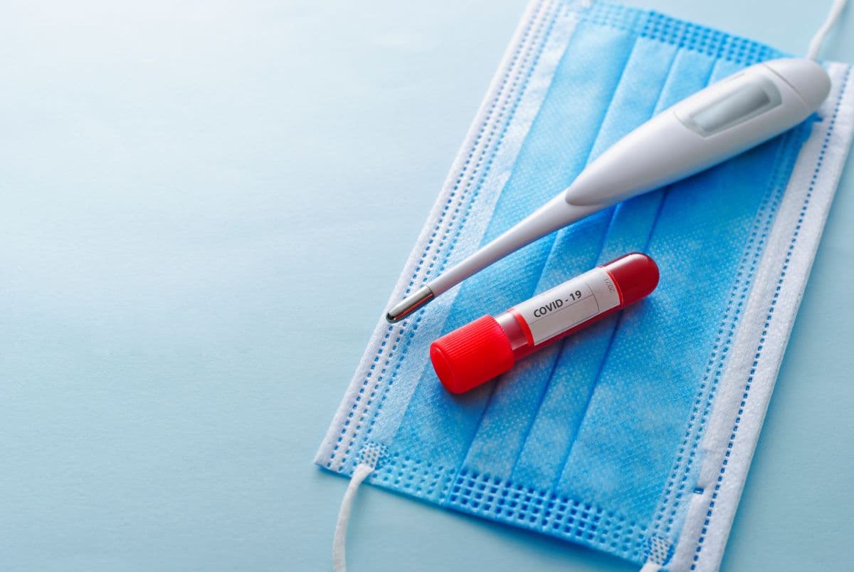 В Україні за добу на коронавірус захворіли 810 людей