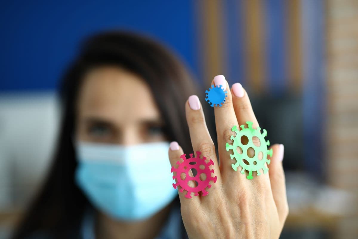 В Україні за добу знову виявили понад 2 тисячі інфікованих коронавірусом