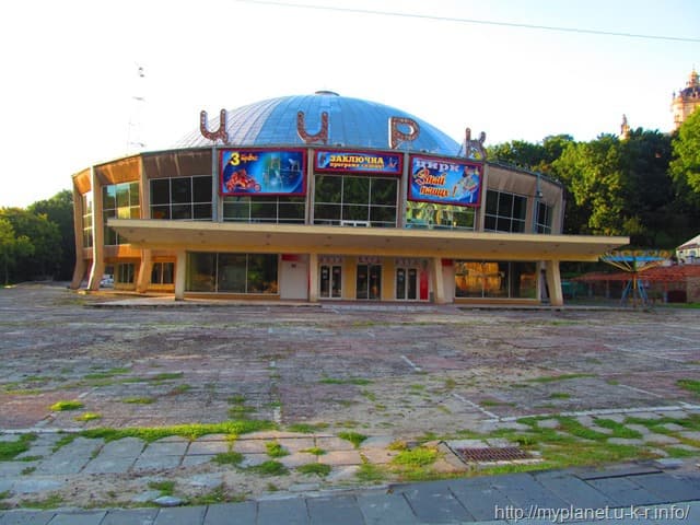 Біля Львівського цирку створять 43 паркомісця