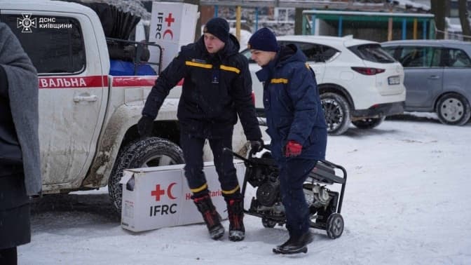У Києві та області рятувальники п’яту добу надають допомогу населенню