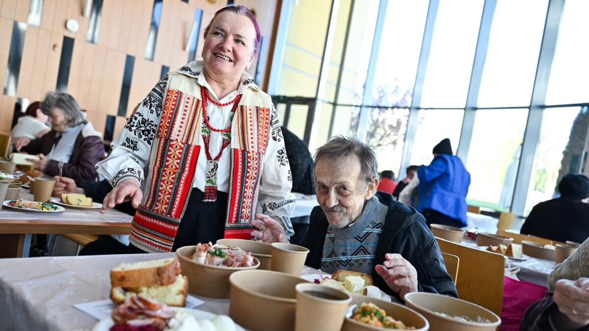 Святковий сніданок і подарунки: у Львові організовують Великдень для людей у складних життєвих обставинах