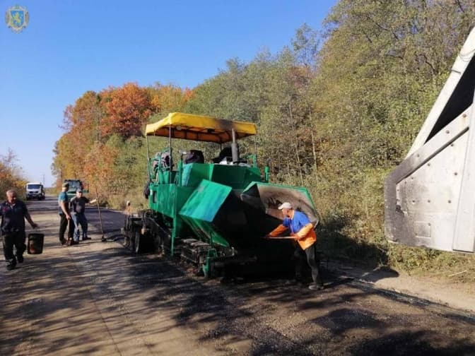 Як на Львівщині ремонтують сільські дороги. Фото