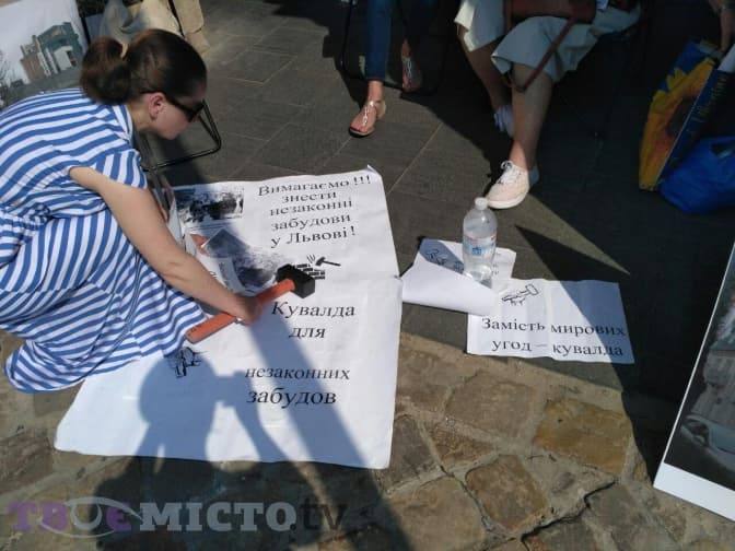 Під стінами львівської Ратуші відбуваються три пікети. Чого вимагають