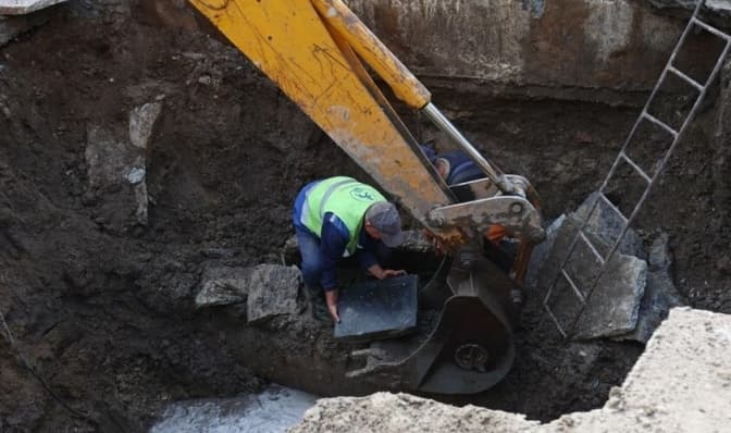 У Франківському районі Львова перекрили рух транспорту через аварію на водогоні