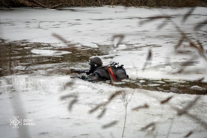 У Києві водолази-сапери знайшли уламки російської ракети у водоймі