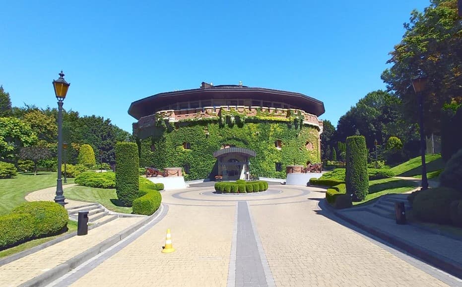 13. Відреставрована велика північно-східна максиміліанська (артилерійська) вежа. Фотографія авторів станом на 2024 р..