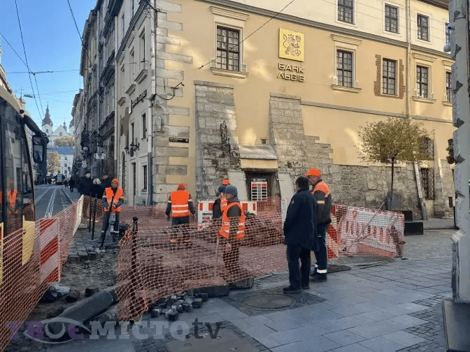 Чому у Львові стесали бруківку лише довкола Ратуші і що планують далі 
