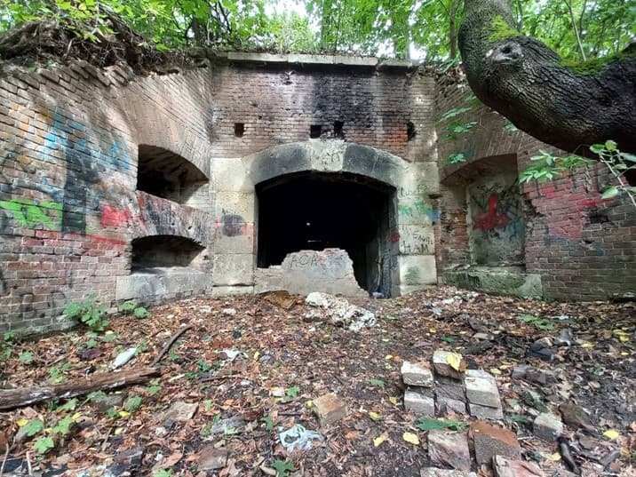 11. В’їзна брама, розміщена у тілі земляних укріплень станом на 2024 р. Фотографія авторів. 