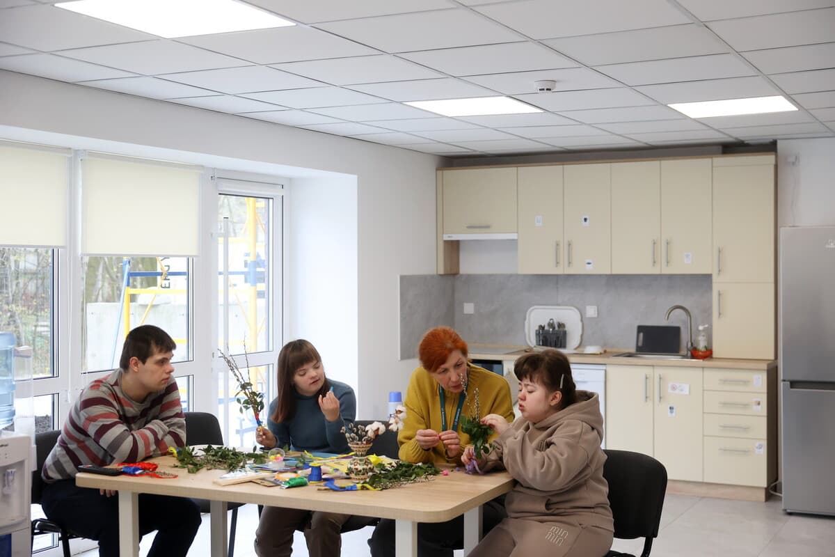 Перші жителі будинку разом з працівницею готуються до Вербної неділі / Фото: ЛМР