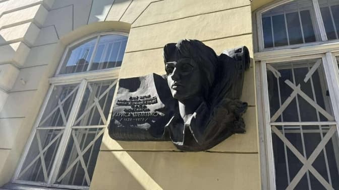 У центрі Львова демонтують меморіальну таблицю радянській кінорежисерці. Можливі обмеження руху