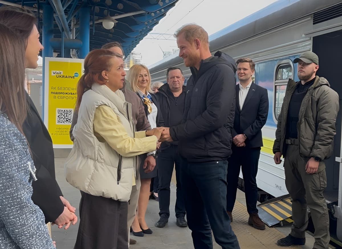 Принц Гаррі прибув до Києва: герцог Сассекський зустрінеться з ветеранами та відвідає мінні поля