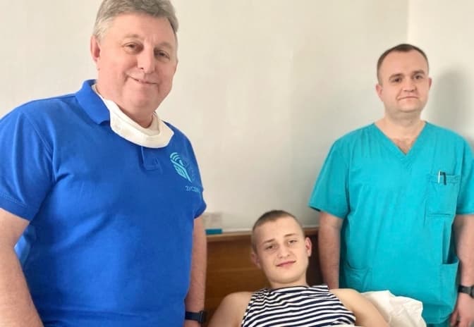 Львівські хірурги врятували підлітка із пухлиною кісток тазу
