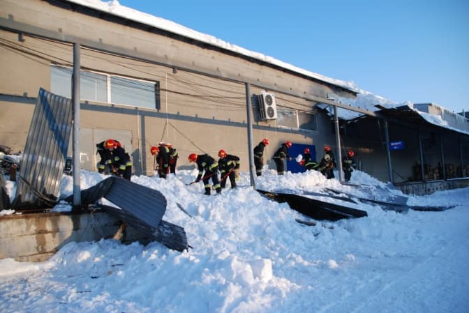 У Львові завалилася покрівля будівлі. Рятувальники вивільнили сімох людей