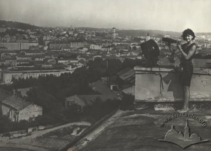 lvivcenter.org, Фотографиня на даху. Творець: Невідомий. Дата: 1960-1991