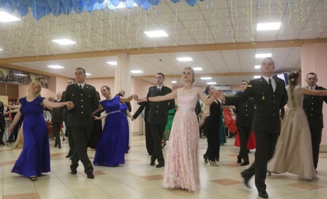 У львівській академії сухопутних військ відбувся благодійний бал. Фото