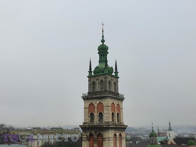 З неї сипеться каміння і прогнив дах. У Львові руйнується символ міста вежа Корнякта