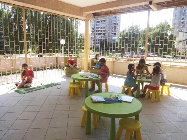 У Львові у бібліотеці для дітей проводять заняття на літній терасі