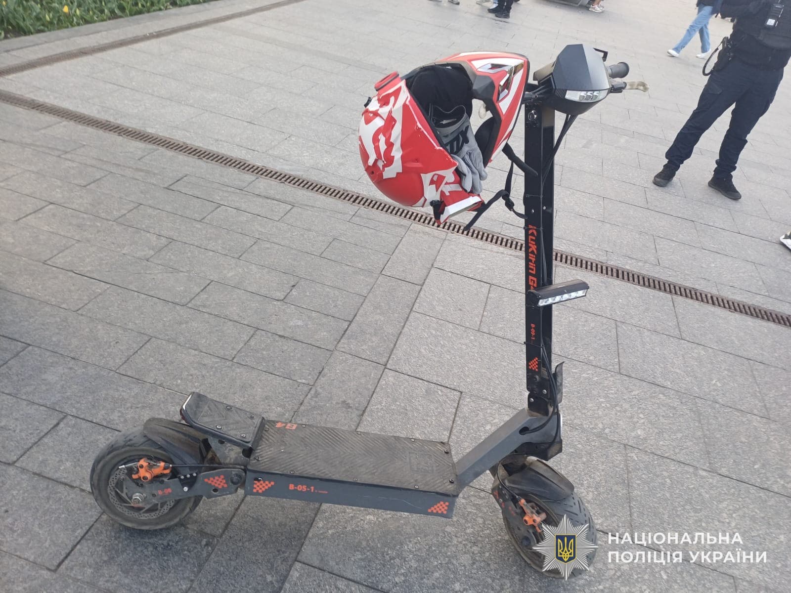 Самокат, на якому здійснили наїзд на дитину / фото Поліції Львівської області