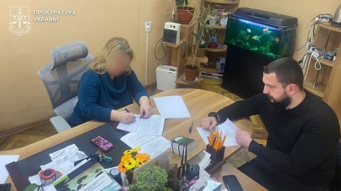 У Києві начальницю служби у справах дітей підозрюють у недбалості через катування дитини
