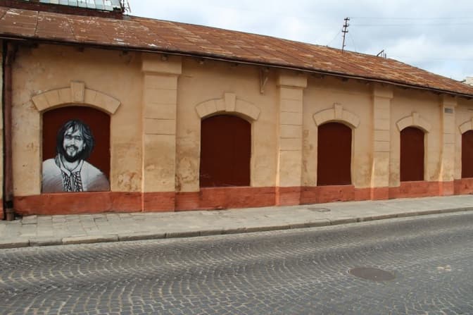 У Львові на стіні депо відновлять вірші Богдана Сольчаника, які раніше зафарбували. Фото