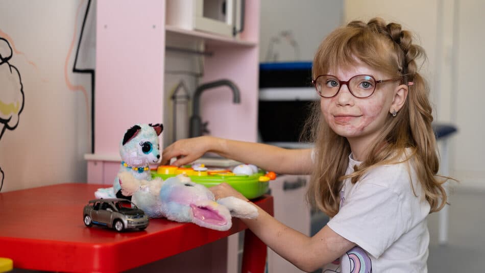 Дівчинка, що вижила під час авіатрощі в Броварах, проходить шліфування рубців у Львові