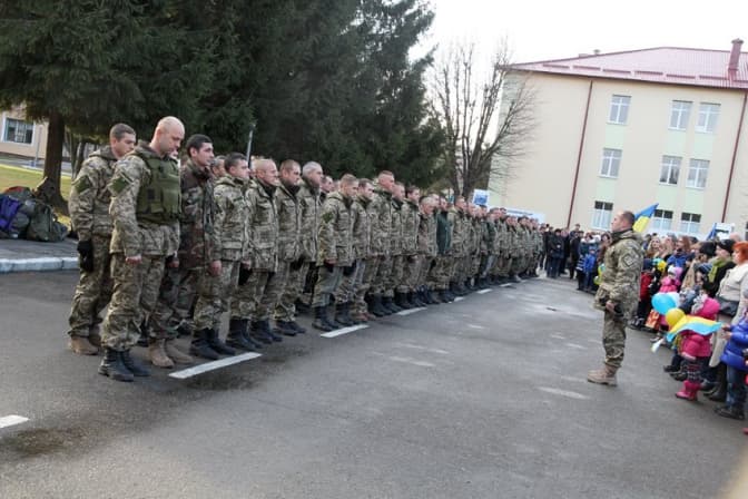 До Львова повернулось 120 десантників. Як зустрічали героїв. Фото