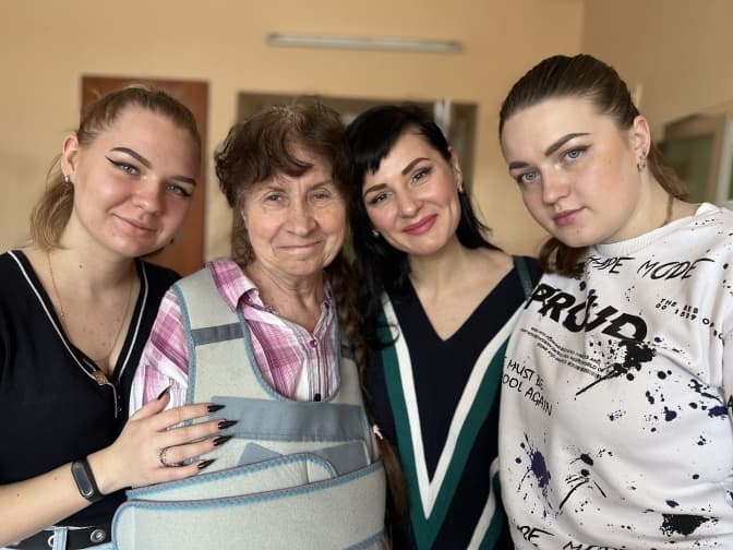 Переселенці з Маріуполя відшукали у львівській лікарні свою бабусю
