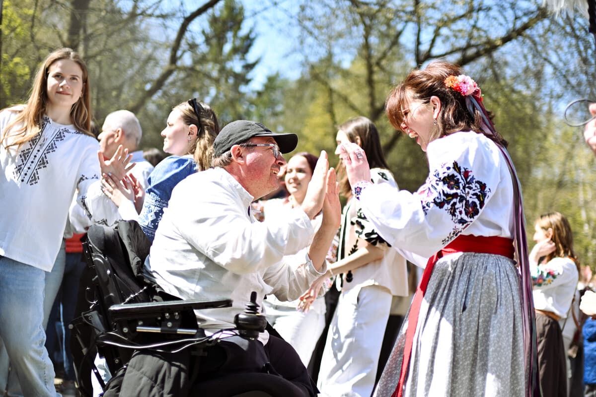 Фото: танці з ветеранами в Шевченківському гаю/ЛМР