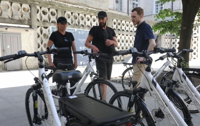 У Львові деякі інспектори з паркування та садівники їздитимуть на електровелосипедах
