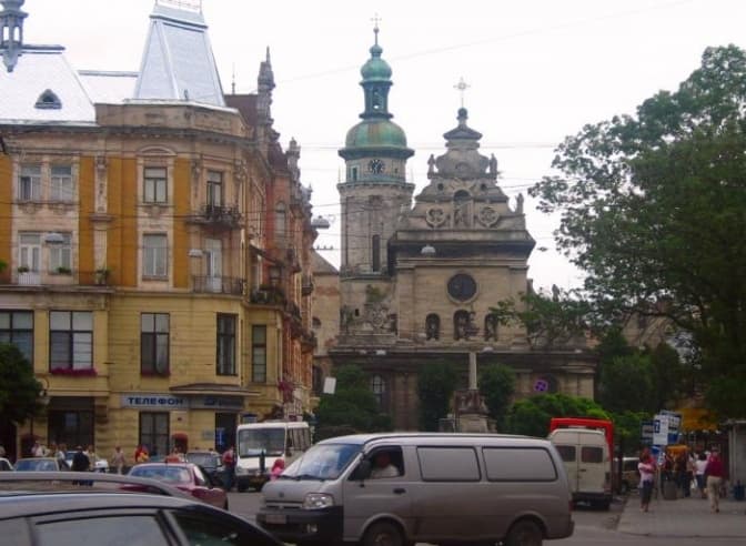 У Львові на зупинці в центрі міста автівка збила жінку на тротуарі. Відео. Доповнено