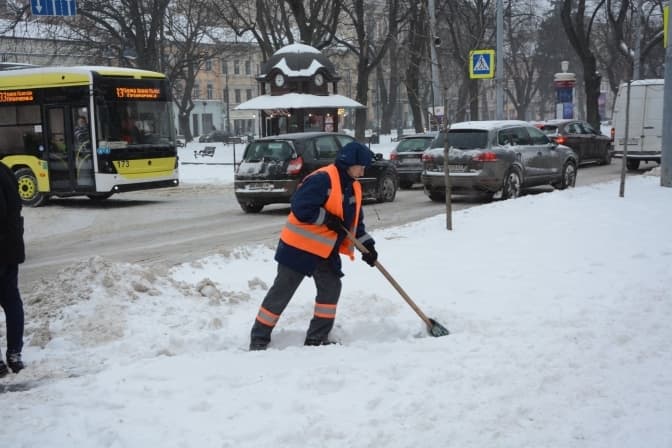 Львівські двірники про Садового і зарплати, нові автобусні маршрути в місті та про олімпійця Владислава Гераскевича. Ключове за 12 лютого
