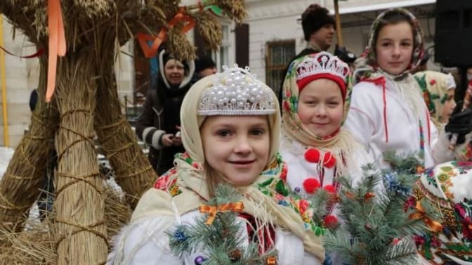 Фото дня: у центрі Львова встановили Різдвяний Дідух