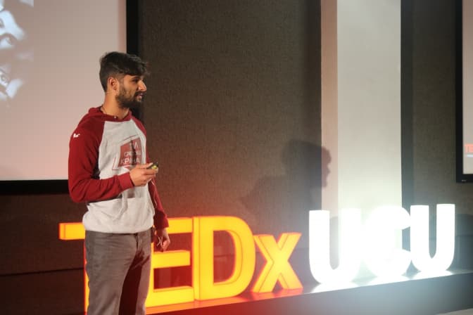 «Будуємо Україну разом». Як волонтери зводять стіни довіри для України