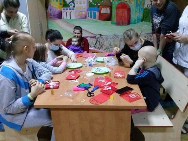 Для дітей, які довго перебувають у лікарні, організують навчання в медзакладах. Деталі