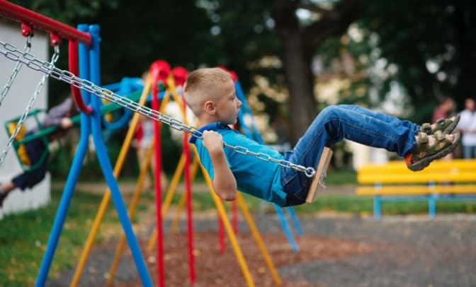 Як уберегти малюка від травм на дитячому майданчику. Поради МОЗ