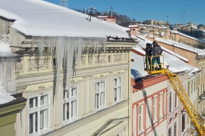 У Львові на вулиці Театральній снігова брила впала на хлопця