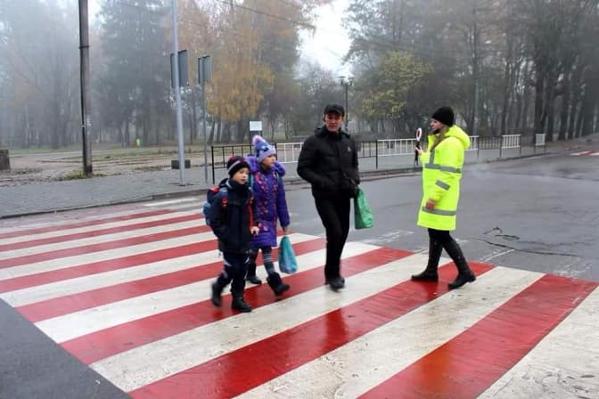 «Жовті добродії» за 100 тис. грн переводитимуть львівських школярів через дорогу