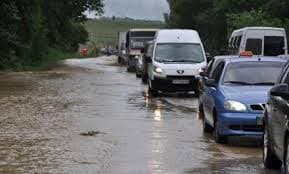 Водіїв Львова просять бути обережними у перші години дощу
