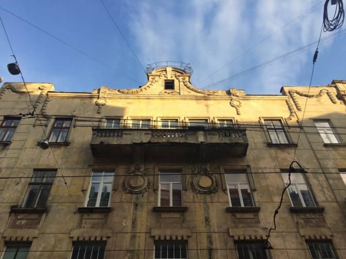 На Дорошенка руйнуються балкони історичної пам'ятки. Фото