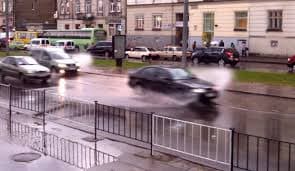 На вулицях Львова чистять дощоприймачі