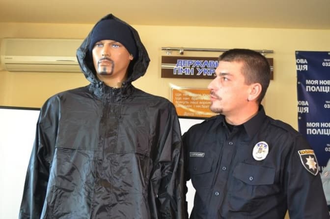 Львівських поліцейських оснастили дощовиками від негоди. Фото