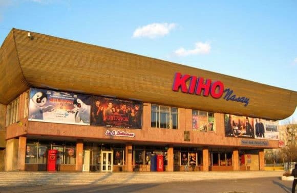 На даху кінотеатру ім. Довженка хочуть створити громадський простір. Як долучитися