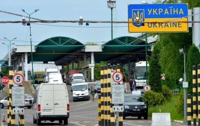 У трьох пунктах пропуску на Львівщині спостерігають черги з легкових авто