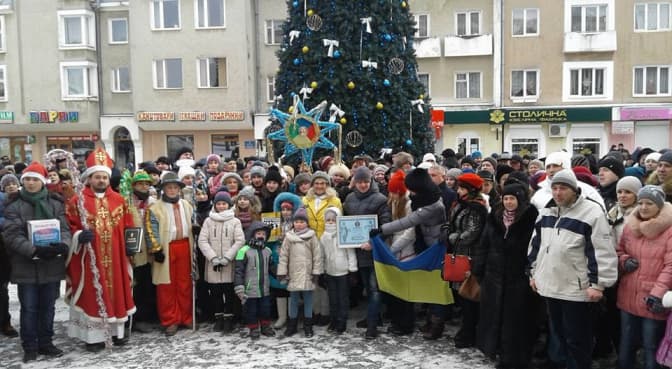 Різдвяний рекорд: на Львівщині одночасно заспівали 828 колядників