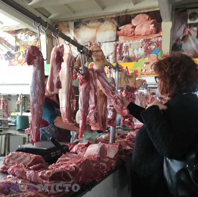 Усі ринки Львова збираються перевірити після масового отруєння на «Привокзальному»