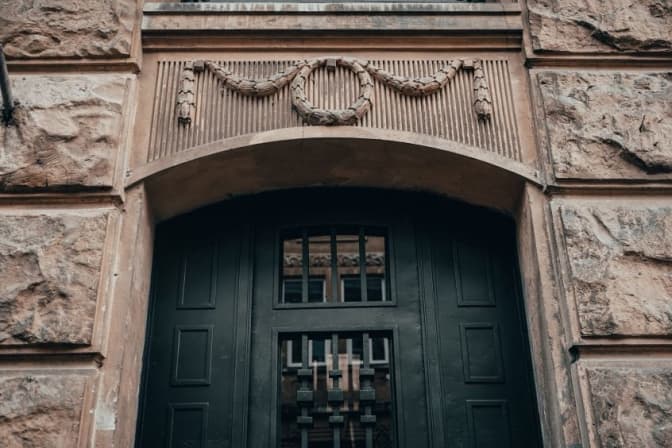 На вулиці Левинського у Львові відновили історичну браму. Фото до і після