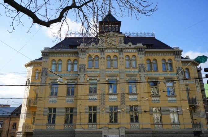 У центрі Львова відреставрують поліклініку, щоб зберегти живописні розписи
