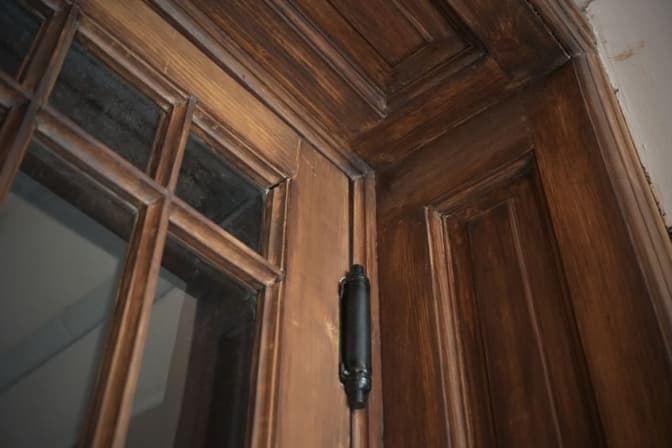 У центрі Львова в історичному будинку відновили двері-віяло