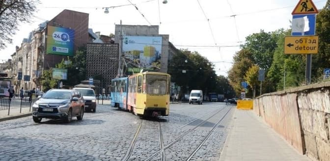 На ремонт закрили частину вулиці Бандери. Як курсує транспорт