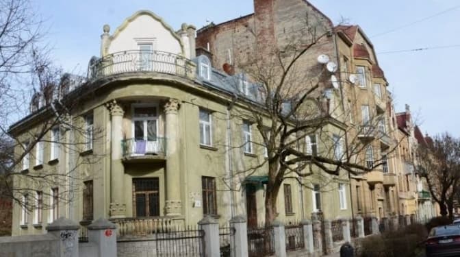 У Львові вперше за новою методикою формують крони 140-літньої магнолії